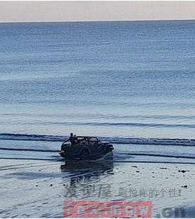 吉普車衝進大海馳騁 驚呆眾人