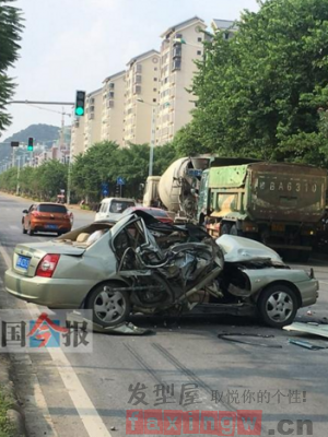 神奇！轎車被撞成麻花，車內四人都平安無事